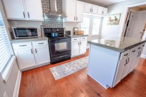 Cuisine ou kitchenette dans l'établissement Lemonade Acres, Where Horses Stay for Free!
