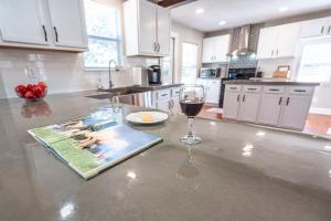 Cuisine ou kitchenette dans l'établissement Lemonade Acres, Where Horses Stay for Free!