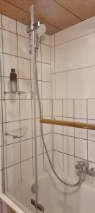 y baño de azulejos blancos con ducha. en K03 Apartment between Cologne and Bonn, en Troisdorf