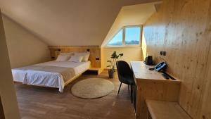 Postel nebo postele na pokoji v ubytování Sobe rooms JELEN JELENOV GREBEN + 37 fotografií