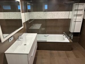 A bathroom at Agi Joan Margarit