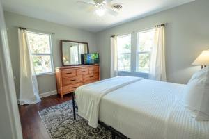 - une chambre avec un lit, une commode et des fenêtres dans l'établissement Lemonade Acres, Where Horses Stay for Free!, à Rolling Ranches