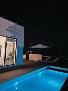 Bazén v ubytování Pink House nebo v jeho okolí