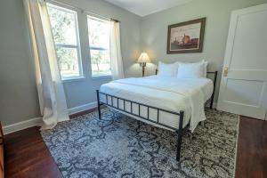 une chambre avec un lit et deux fenêtres dans l'établissement Lemonade Acres, Where Horses Stay for Free!, à Rolling Ranches