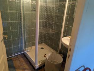 un baño con ducha y lavabo en Gîte de Nirvana, en Figeac 12 fotos más