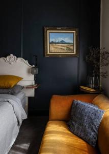 un salon avec un canapé et un lit dans l'établissement Luxury river cottage, gateway to the East Coast, à Avoca Tasmania