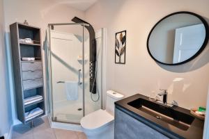 サンタンヌ・デ・モンにあるDomaine du Récifのシャワー、洗面台、鏡を備えたバスルーム +85枚の写真