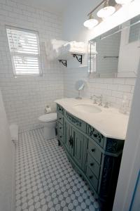 Salle de bains dans l'établissement Lemonade Acres, Where Horses Stay for Free!