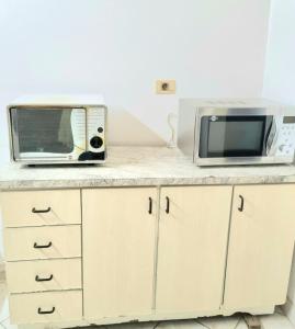 a microwave and a toaster oven on a counter at Departamento Batti in Asuncion