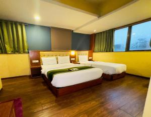 Postel nebo postele na pokoji v ubytování Hotel Aflon midc andheri east