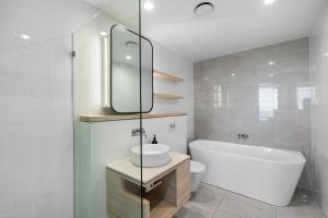 Vannituba majutusasutuses The Paradise - Beachfront Lux Best Ocean View 2BR with Infinity Pool