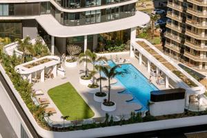 Bassein majutusasutuses The Paradise - Beachfront Lux Best Ocean View 2BR with Infinity Pool või selle lähedal