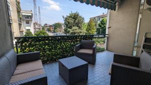 Un balcón o terraza en Urban escape - a peaceful getaway near the city