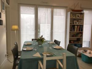 ein Esstisch mit einer grünen Tischdecke in der Unterkunft À 2 pas de plage et commerces, jardin & parking in Les Sables-dʼOlonne + 11 Fotos