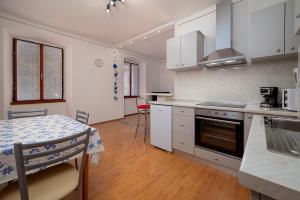 a kitchen with a table and a dining room at Apartman Stella in Vodnjan