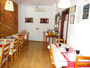 Un restaurante o sitio para comer en Casa Rural Jardín del Desierto