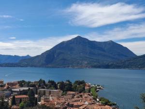 una città di fronte a un corpo idrico con una montagna di GIULIA e ANDREA a Bellano