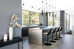 a kitchen with a bar with stools and a counter at maison in Casablanca