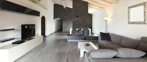 a living room with a couch and a fireplace at maison in Casablanca