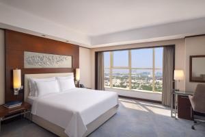 Postel nebo postele na pokoji v ubytování Grand Millennium Dubai
