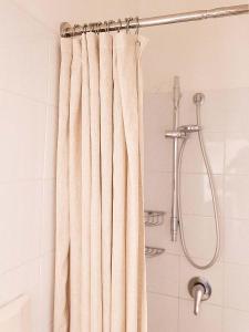 eine Dusche mit Vorhang im Bad in der Unterkunft La Ripa-apartment on the cliff edge in Peschici + 16 Fotos