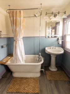 un baño con bañera y lavabo en Home in the Heart of the Finger Lakes, en Geneseo