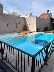 una gran piscina en la parte superior de un edificio en La Churrasquera, en Olavarría