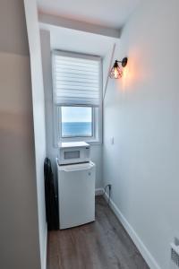 サンタンヌ・デ・モンにあるDomaine du Récifの窓と洗濯機が備わる小さな客室です。