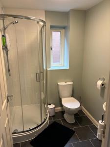 ラグビーにあるTwo Bedrooms Two Bathrooms and Private Parking Rugbyのトイレとガラスのシャワー付きのバスルーム