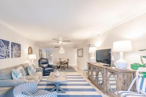 Χώρος καθιστικού στο 1055-206 High-Rise Luxury 75 Yards From the Shore
