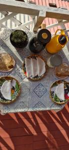 Una mesa con platos de comida y un pato encima. en Redário Pôr Do Sol - Hospedagem e Experiência no Marajó, en Soure 3 fotos más