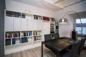 Knihovna v apartmánu