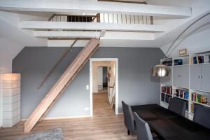 Knihovna v apartmánu