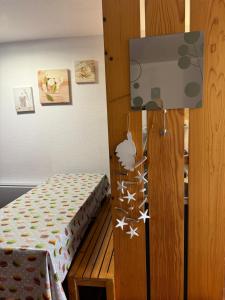 Un pequeño dormitorio con una cama y una mesa. en Bella Vista 42, T2 vue mer piscine Porticcio, en Porticcio