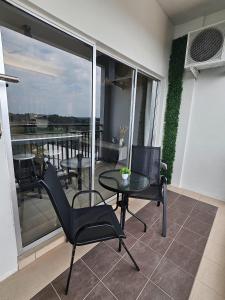 Balkón nebo terasa v ubytování B-Lagoon Resort 3BR Melaka