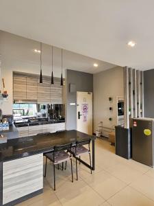 Kuchyň nebo kuchyňský kout v ubytování B-Lagoon Resort 3BR Melaka