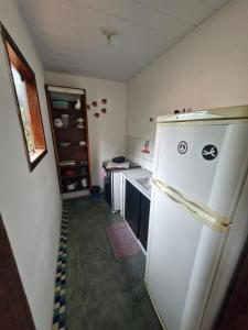 Kuchyň nebo kuchyňský kout v ubytování Pousada Familia Viva Trindade