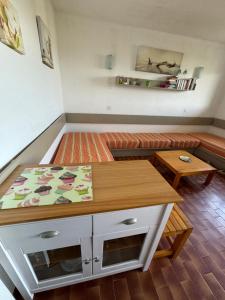 una sala de estar con un sofá y una mesa en Bella Vista 42, T2 vue mer piscine Porticcio, en Porticcio