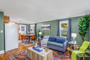 Χώρος καθιστικού στο New River Gorge Cottage w Hot Tub, Fire Pit, Grill
