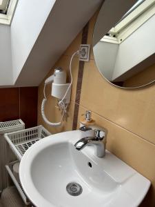 łazienka z umywalką i lustrem w obiekcie Domek w Gaiku w Limanowej