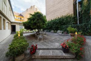 Vrt ispred objekta Hotel White Lion
