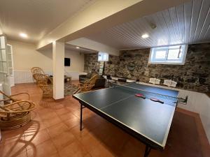 Stolní tenis v ubytování Lazareto 148 Hostel nebo okolí