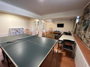 Stolní tenis v ubytování Lazareto 148 Hostel nebo okolí
