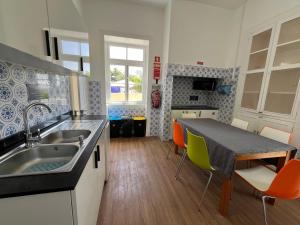 Kuchyň nebo kuchyňský kout v ubytování Lazareto 148 Hostel