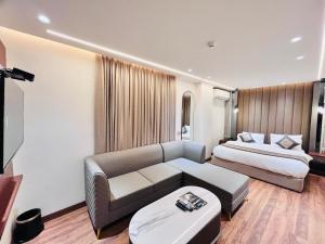 Postel nebo postele na pokoji v ubytování Western Blu INN + 37 fotografií