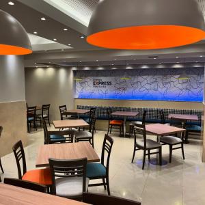 罗萨里奥快捷假日酒店餐厅或其他用餐的地方