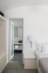 Giường trong phòng chung tại Felicity Cave Suites