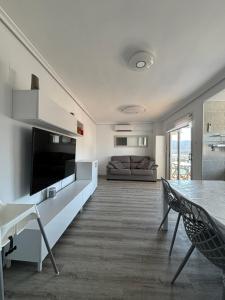 TV a/nebo společenská místnost v ubytování Seaviews Los Olivos
