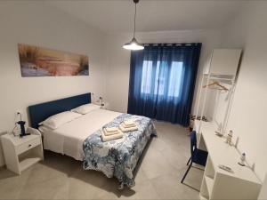 1 dormitorio con 1 cama y toallas en una mesa en Le Cale Apartment, en Livorno