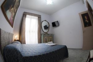 ローマにあるCasavamicaのベッドルーム(青いベッド1台、鏡付)